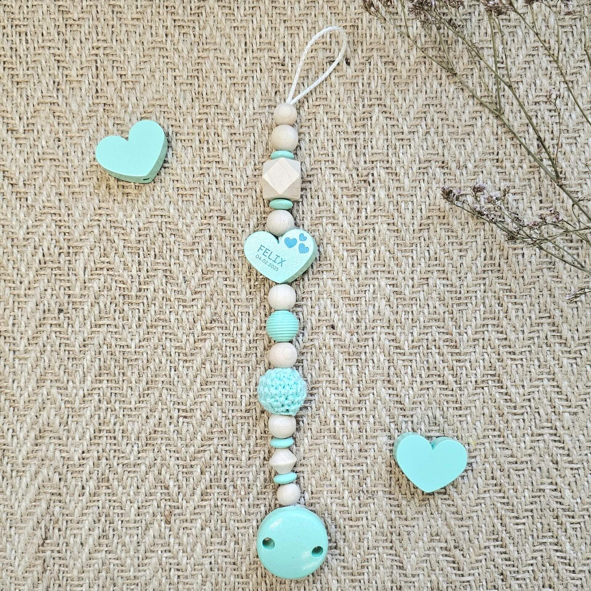 Personalisierte Schnullerkette aus Holzperlen "Herz" mint Bastelset