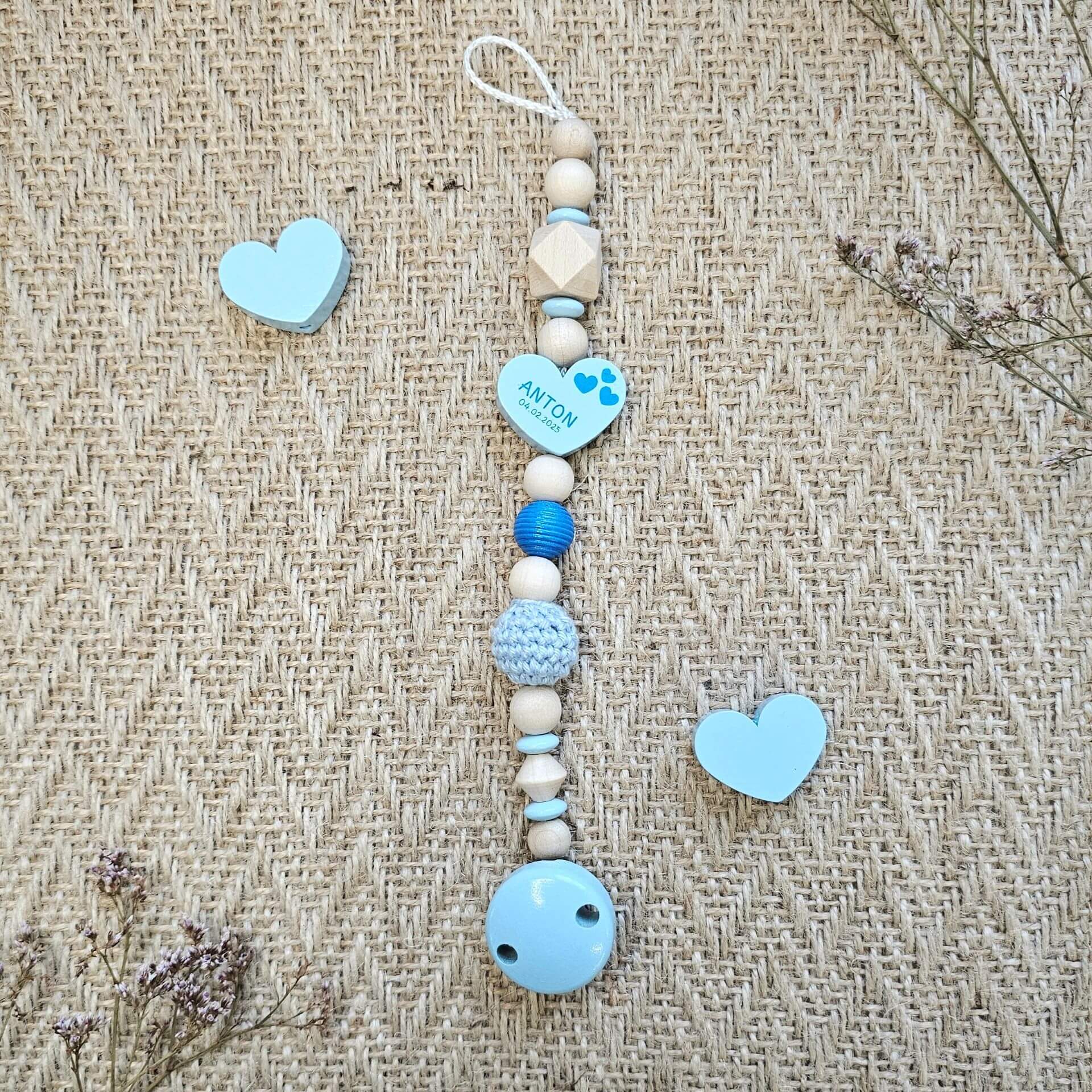 Personalisierte Schnullerkette aus Holzperlen "Herz" babyblau Bastelset