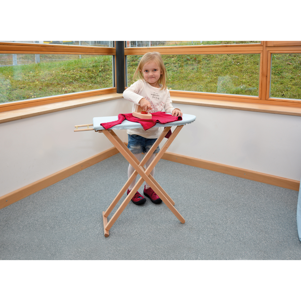 Bügelbrett mit Bügeleisen und Bezug