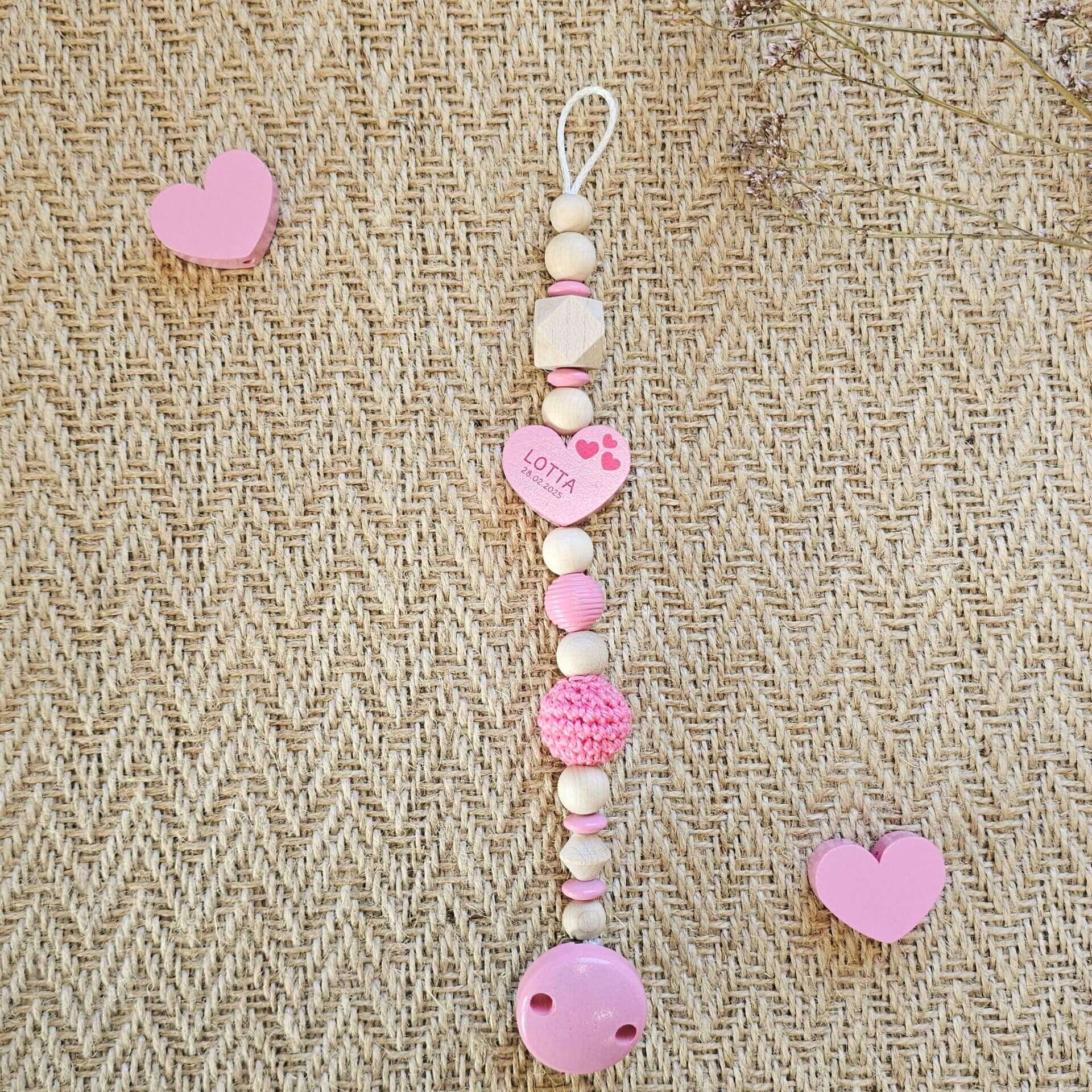 Personalisierte Schnullerkette aus Holzperlen "Herz" babyrosa Bastelset