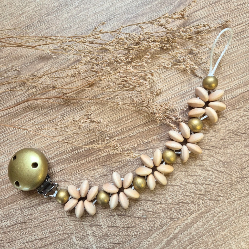 Bastelset für stilvolle Schnullerkette mit goldenem Clip & Holzperlen sowie Linsenperlen - ideal als Geschenk.