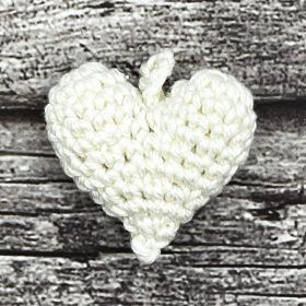 Crochet heart pendant 'beige' 58 in stock 