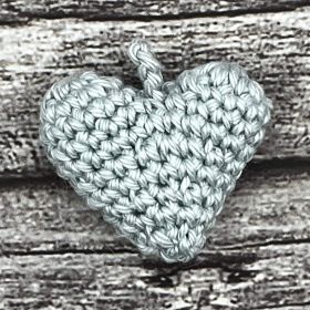 Crochet heart pendant 'light gray' 75 in stock 
